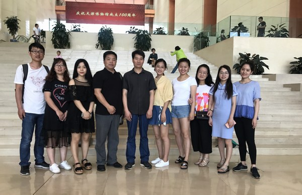 bet36365路检测中心艺术硕士（美术）研究生赴中国美术馆开展专题艺术实践教学.jpg