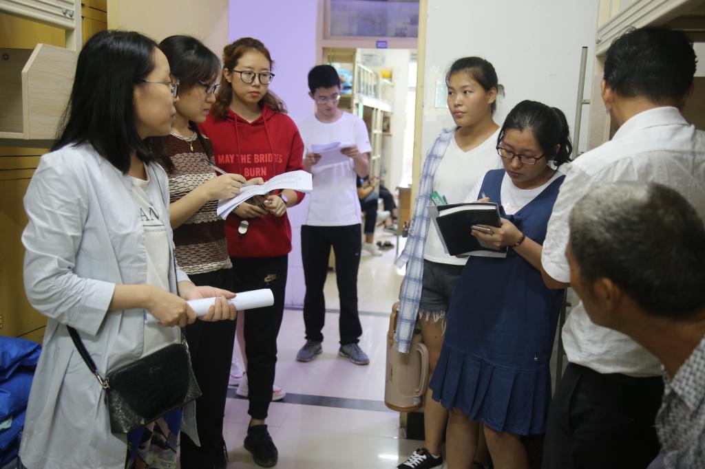 辅导员和班主任走访宿舍