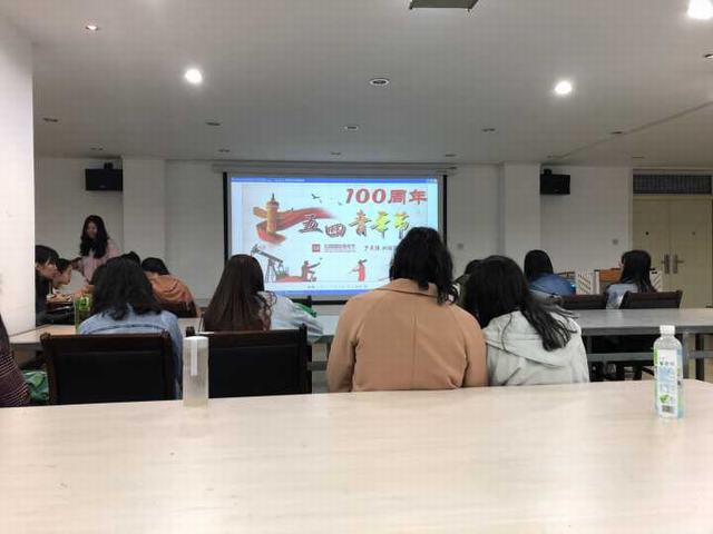 16环艺2班艺术楼展厅观看直播.jpg 16环艺2班艺术楼展厅观看直播.jpg