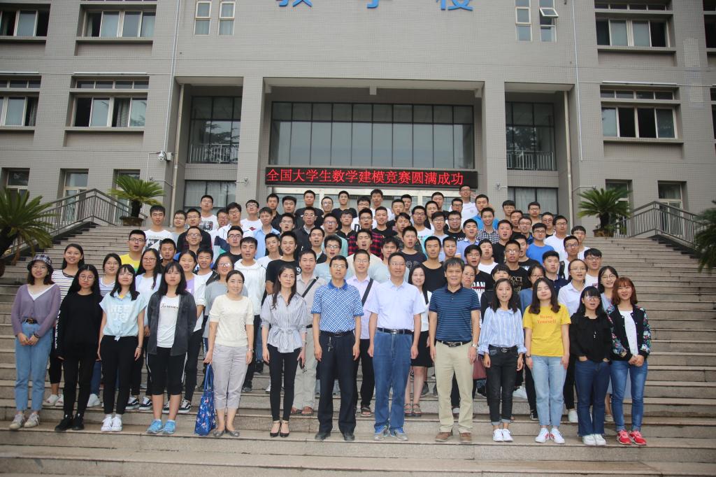 学校领导、指导教师与参赛队员合影