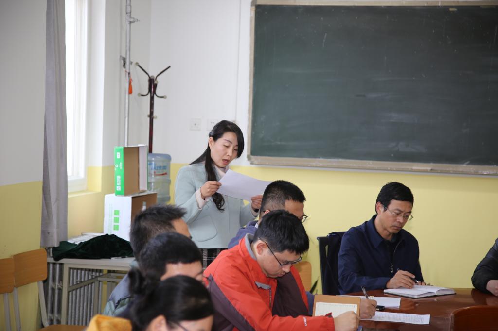 王小梅宣读候选人票数